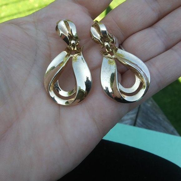 Vintage Crown Trifari gold tone clip dangle earrings - Picture 4 of 16